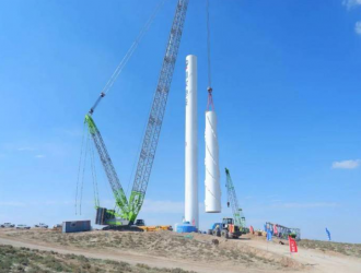 中國(guó)首臺(tái)最大陸上風(fēng)電機(jī)組在甘肅吊裝成功