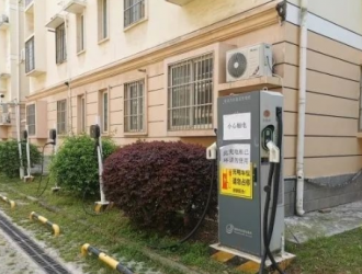“嗡嗡”聲鬧心！小區充電樁離樓棟僅2米，合規嗎？